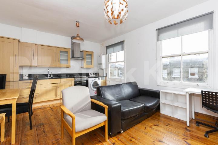 Top floor 3 bedroom property with roof terrace located close to Northern Line Davenant Road, Archway